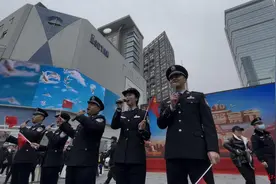 警察节春熙路“快闪”：成都锦江公安歌唱《我和我的祖国》图片