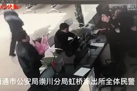 “你们辛苦了！”男子给民警送花，两次鞠躬致敬图片
