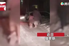 俄罗斯奶奶带孙女在零下30度室外行走，镜头拉近一看气炸：女孩衣着单薄未穿裤图片