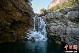 江西庐山三叠泉百米冰瀑挂悬崖图片