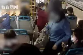 “你干嘛”！公交行驶途中 她的一个举动吓坏整车人图片