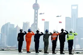 帅！上海：直升机挂警旗巡飞黄浦江庆“警察节”图片