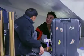 追光吧哥哥：禁演哥哥们实惨，肖顺尧睡在楼梯角落，被哥哥们围观视频封面