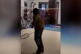 石家庄一男孩在客厅练羽毛球，爸爸：不能外出但练球要坚持视频封面