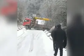 六盘水一越野车雪路侧翻，吊车前往救援也“溜了”视频封面