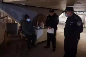 在杭州高架下生活的男人，竟流浪了23年！如今，他回家了……图片
