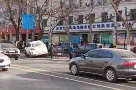 突发！济南解放路东段三车连撞，现场有人员被救护车拉走图片