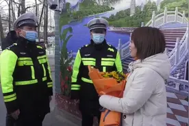 97秒丨找到了！菏泽热心女子悄悄为3位警察买单后转身离去视频封面
