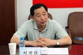 今日落马的这个“辽宁虎”曾是当地最年轻副省级高官，妻子空难去世后被举报“假公济私”图片
