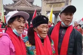 拉着她慢慢看世界！五旬夫妇自制人力拉车 带八旬老母旅行1800多公里图片