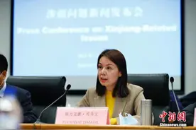新疆官员：疆内各族群众与国外亲属的通信联系是自由正常的图片
