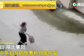浑身是戏！大妈和邻居吵架，手拿拖把自带节奏感，网友：广场舞节奏？图片