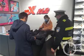 799元的羽绒服里到底是不是鸭绒？较真顾客当场剪开图片