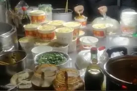 广东三名顾客见摊主不在，付款后自己上手做！网友：抢饭碗来了？图片