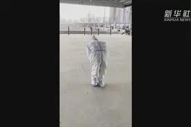 感人瞬间：含泪四鞠躬，她转身继续工作！视频封面
