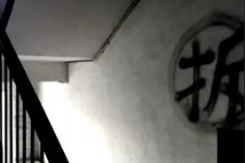 房子倒了，半生的积蓄没了……他们抬着棺材上街图片