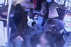 七旬老人乘公交突发疾病昏倒，司机乘客合力送医视频封面