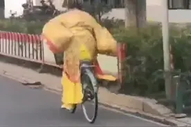 男子穿龙袍骑自行车一路狂蹬，画面太搞笑！网友调侃：赶去上朝图片