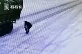 雪天货车失控，三路人搬石头止停！女子跪谢“救了我哥的命”图片