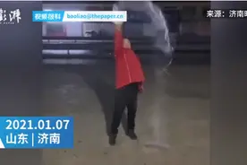 大爷用碗体验“泼水成冰”，开水洒下烫到脑门，网友：对不起，笑出了声图片