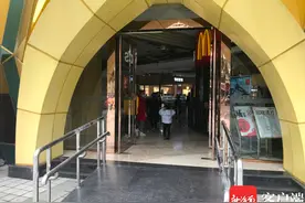 三亚一大型商场100多平方米天花板突然坍塌 商场次日竟正常运营图片