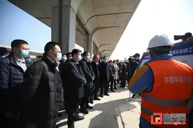 中铁成都局集团公司董事长周荣到自贡调研高铁建设情况图片