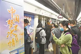 “梦里水乡”地铁专列开进广州图片