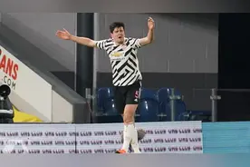 英超-博格巴凌空斩马夏尔失单刀 曼联1-0伯恩利三连胜登顶图片