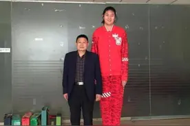 13岁少女身高2米26追平姚明 父亲2米13母亲是前国手图片