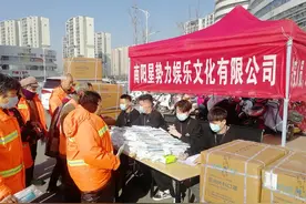 10万个口罩等你来拿！南阳爱心企业建业凯旋广场孔明路旁免费发放图片