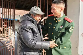 南通：战士入伍3年首次回乡探亲，第一时间看望恩人“磨刀老人”图片