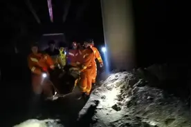 因道路结冰交通管制，男子下车查看时坠落桥底视频封面
