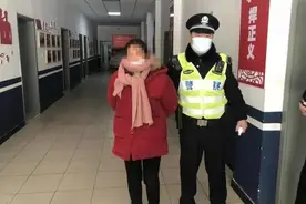 一女子乘车来漯河偷衣服，她是如何得手？图片