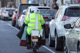 北京48条道路启用停车计费移动设备：电动车上装摄像头图片