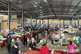 市办实事探访丨告别塑料棚和泥土路 青岛市北区开平路6号商城路市场2年蝶变新生图片