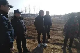 禹州男子隔墙撂砖头险酿惨祸图片
