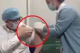 张文宏“直播”打疫苗！打完后，他有重要提醒……图片
