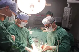 脑死亡患者捐出心脏、肝脏和肺 3台器官移植手术同时进行图片