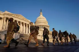 美议员警告：4千武装抗议者密谋包围国会大厦，阻止特朗普被弹劾图片