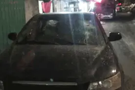 事发烟台！一把铁锤，砸了车伤了自己，有话咋就不能好好说？图片