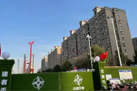 小区多处开裂，是否由地铁施工引起双方各执一词图片