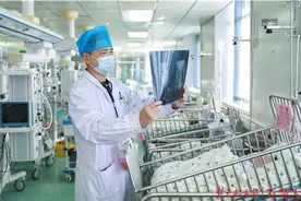 1.1公斤早产男宝一出生直吐胆汁，医生在拳头大的腹腔内为其捋顺肠管图片