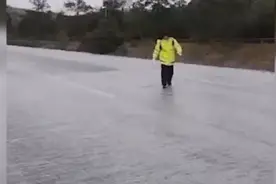 每条结冰的马路 都是警察的大型“溜冰现场”视频封面
