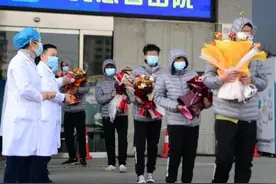 河北本轮疫情首批12名患者出院“在生命面前，我们输不起”图片