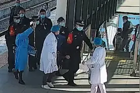 男子高铁突发心梗 众人上演生死救援视频封面