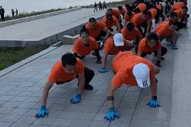 杭州公园里大群人在地上爬，有医生、公务员！5000万人围观“蛤蟆功”，从被喷到真香……图片