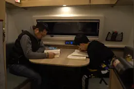 买房车陪厌学儿子旅游父亲回应质疑：普通家庭，一路关注疫情视频封面