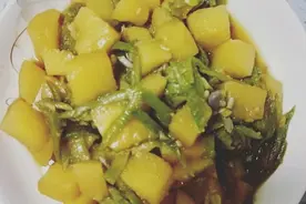 方便简单家常菜土豆烧豆角，让你吃了还想吃图片