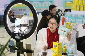 “消字号”面霜，致女婴成“大头娃娃”？爆款婴儿护肤品的激素之谜图片