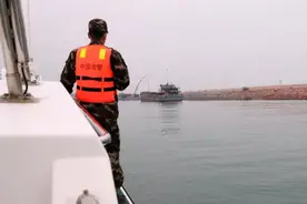 广东茂名海警局查获一起海洋非法倾废案图片